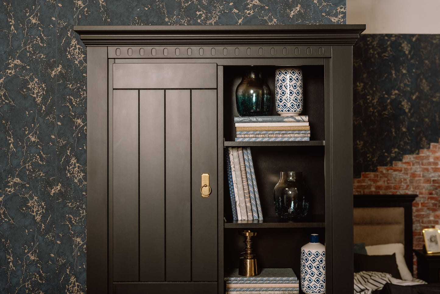 Vitrina 3 Usi Si 2 Sertare Saint Tropez, Vopsit Negru, 111 Cm
