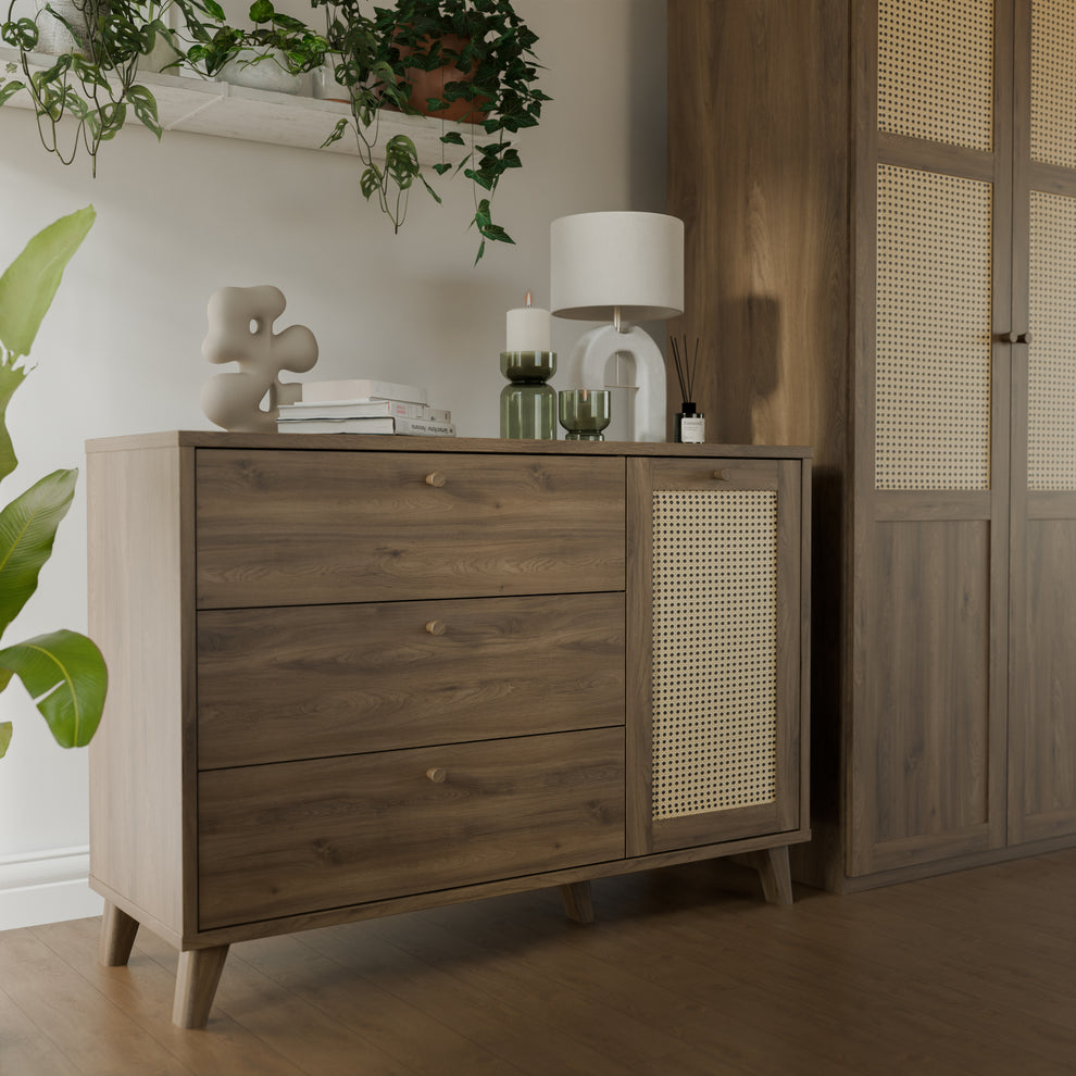 Comoda 1 Usa Si 3 Sertare Glowkiss, Stejar Valencia Si Ratan Natural, 119.5 Cm